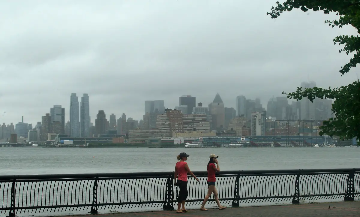 2011-08-28T160545Z-01-EMZ566-RTRMDNP-3-STORM-IRENE-JPG7836724610193267156