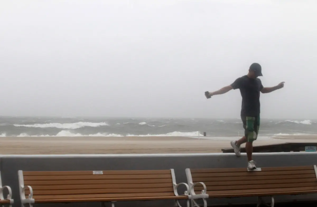 2011-08-27T162356Z-01-MMR209-RTRMDNP-3-STORM-IRENE-JPG2543043445950771868