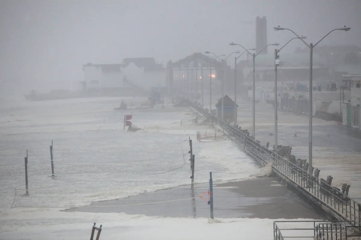 2011-08-28T141606Z-01-NYK701D-RTRMDNP-3-STORM-IRENE-JPG8295561899147462973