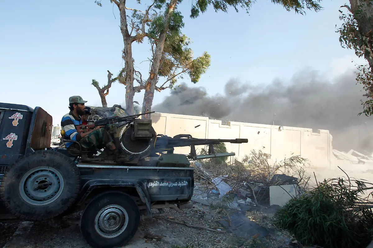 2011-08-23T191650Z-01-ZOH16-RTRMDNP-3-LIBYA-JPG1300172575912191944