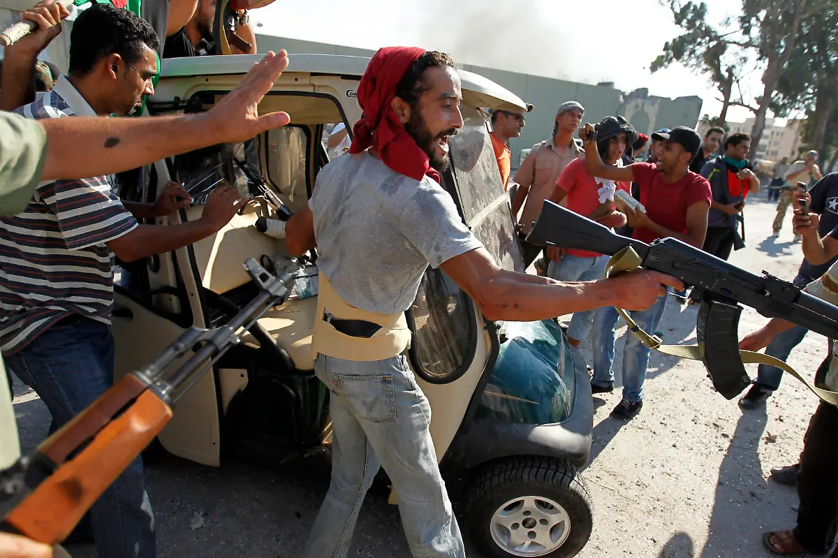 2011-08-23T163529Z-01-ZOH05-RTRMDNP-3-LIBYA-JPG6021738567848205370