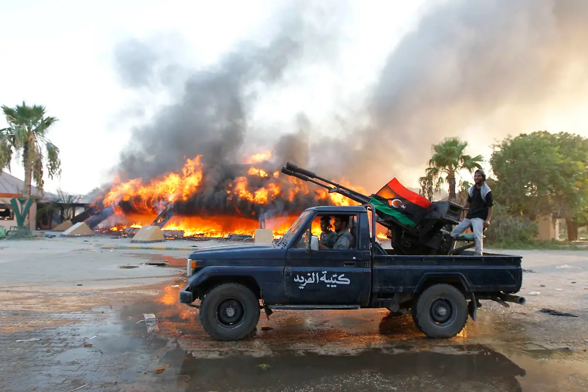 2011-08-23T203859Z-01-LAR101-RTRMDNP-3-LIBYA-JPG7300443823113516881