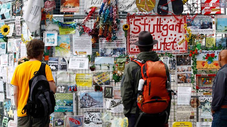 Protestnoten am Zaun der Baustelle des umstrittenen Bahnprojekts.