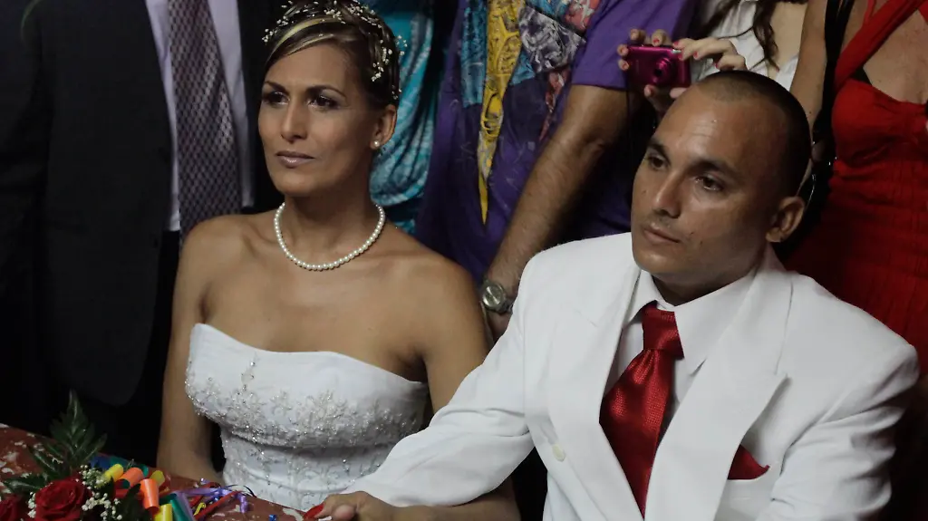 2011-08-14T002020Z-01-DBO03-RTRMDNP-3-CUBA-WEDDING-JPG1179173704532527631