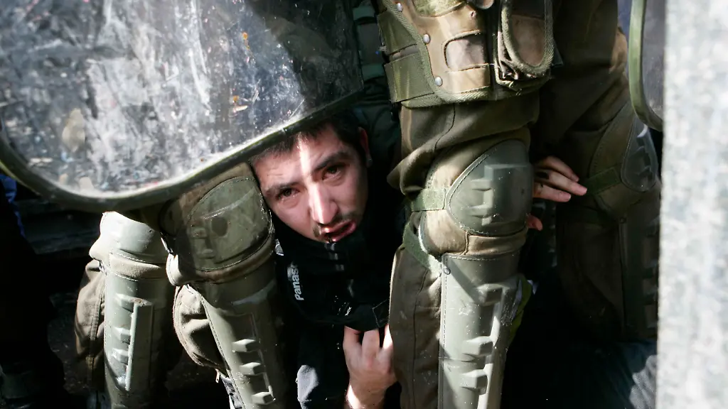 2011-08-10T182232Z-01-STG213-RTRMDNP-3-CHILE-STUDENTS-RALLY-JPG8971325594810896248