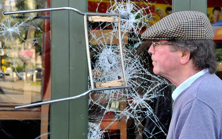 2011-08-09T105127Z-01-TOB509-RTRMDNP-3-BRITAIN-RIOTS-JPG8327541603203897877