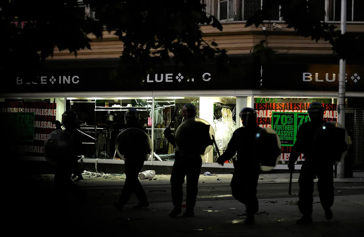 2011-08-09T012452Z-01-DJM10-RTRMDNP-3-BRITAIN-RIOT-JPG1420534771709271419