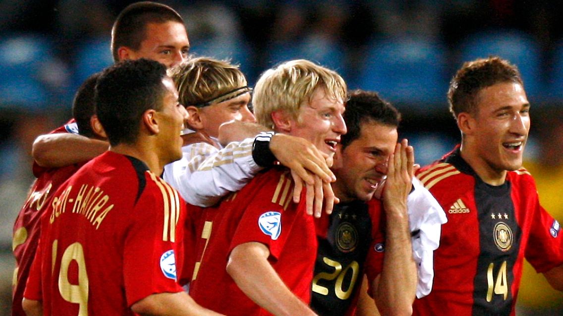 Halbfinale gegen Italien: Auch gegen England spielt die deutsche Mannschaft in roten Trikots.