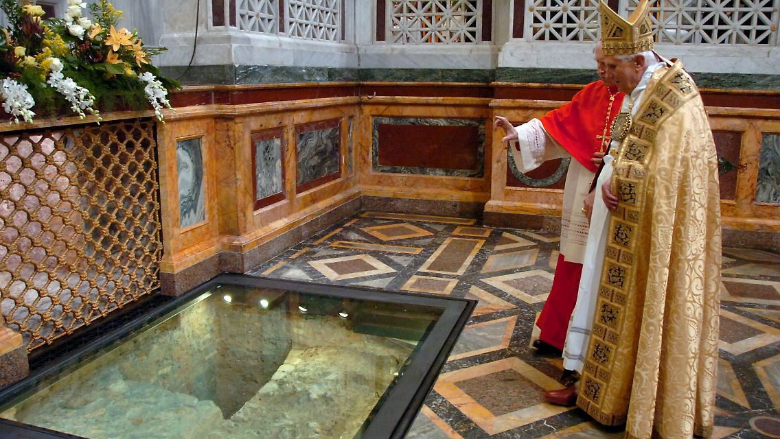 Papst Benedikt XVI. steht in der Sankt-Pauls-Basilika in Rom und blickt auf den Sarkopharg des Apostels Paul.