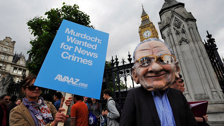 "Murdoch: Für Nachrichten-Verbrechen gesucht": Die Empörung in England über den Abhörskandal ist enorm.