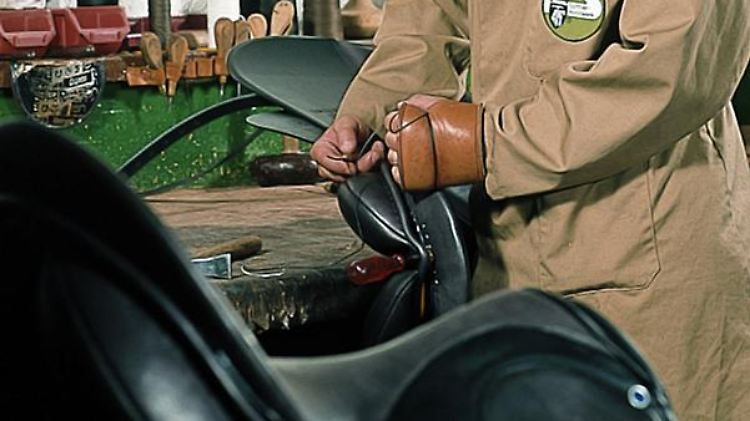 Sattler brauchen nicht nur handwerkliches Geschick - auch eine ordentliche Portion körperliche Kraft ist nötig.