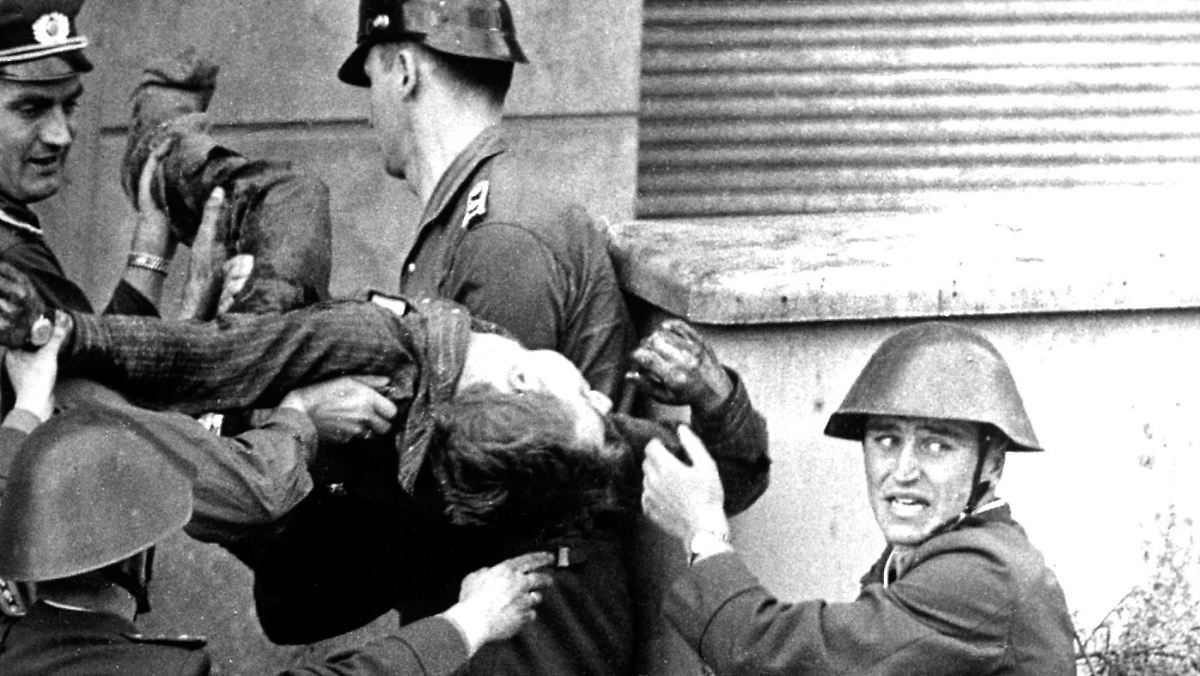 Einordnung: 84 BilderBau der Berliner Mauer13. August 1961: Die DDR sperrt ihre Bürger ein