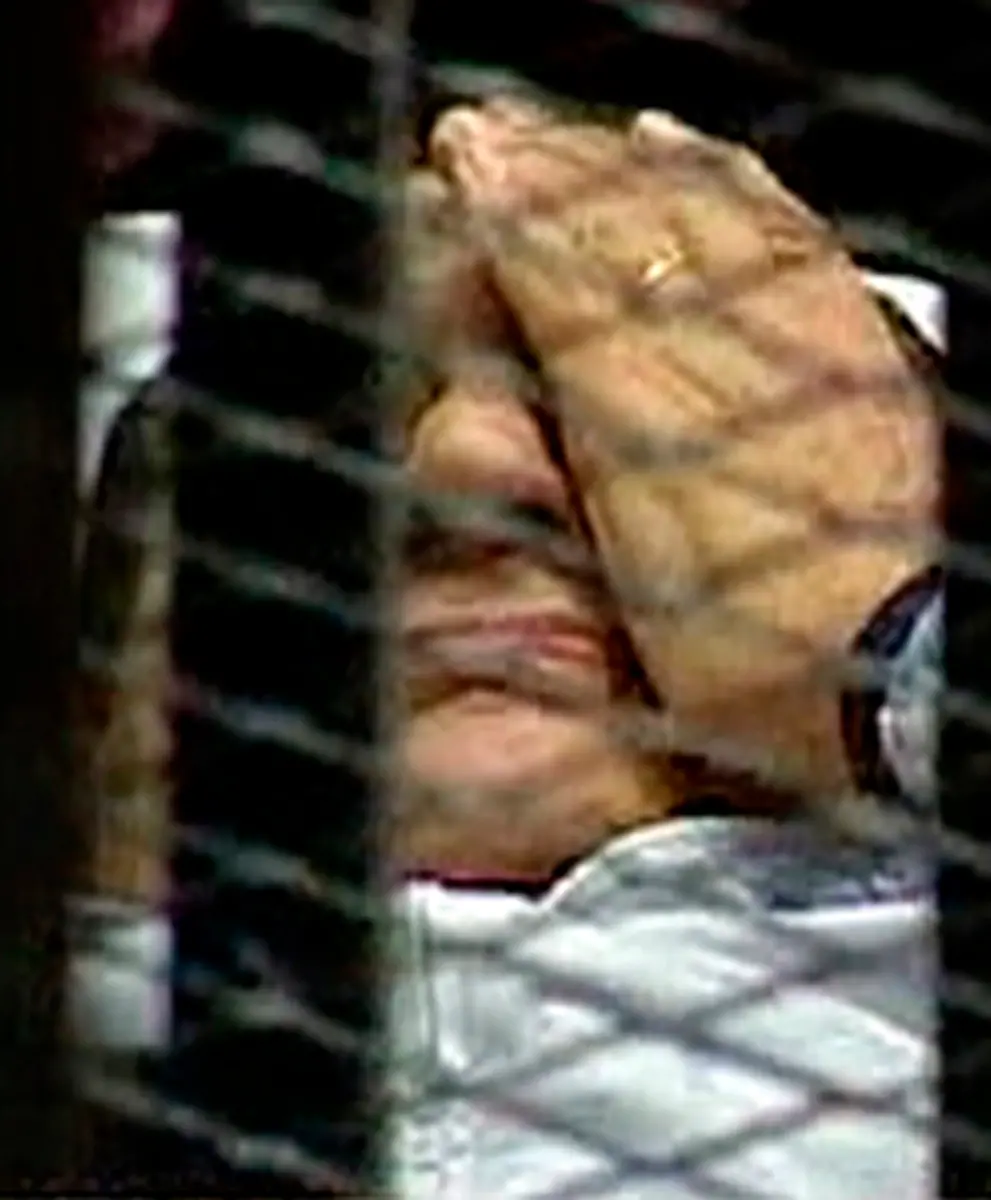 2011-08-03T093823Z-01-LONX107R-RTRMDNP-3-EGYPT-MUBARAK-CAGE-JPG4183621540267807622