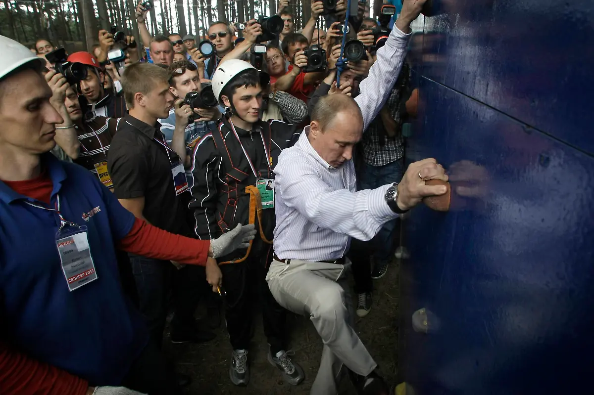 2011-08-01T172537Z-01-SEL10-RTRMDNP-3-RUSSIA-PUTIN-YOUTH-JPG7342937064883552827