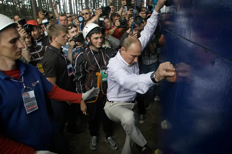 2011-08-01T172537Z-01-SEL10-RTRMDNP-3-RUSSIA-PUTIN-YOUTH-JPG7342937064883552827