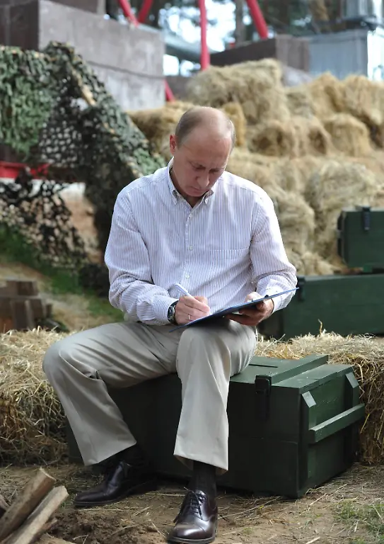 2011-08-01T163747Z-01-SEL05-RTRMDNP-3-RUSSIA-PUTIN-YOUTH-JPG7292158338839703342