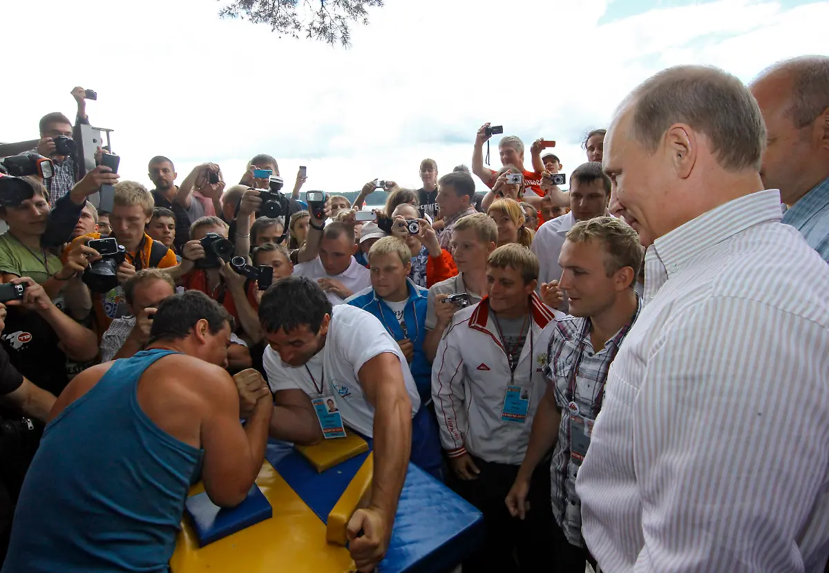 2011-08-01T152149Z-01-SEL01-RTRMDNP-3-RUSSIA-PUTIN-YOUTH-JPG5116423840966893157