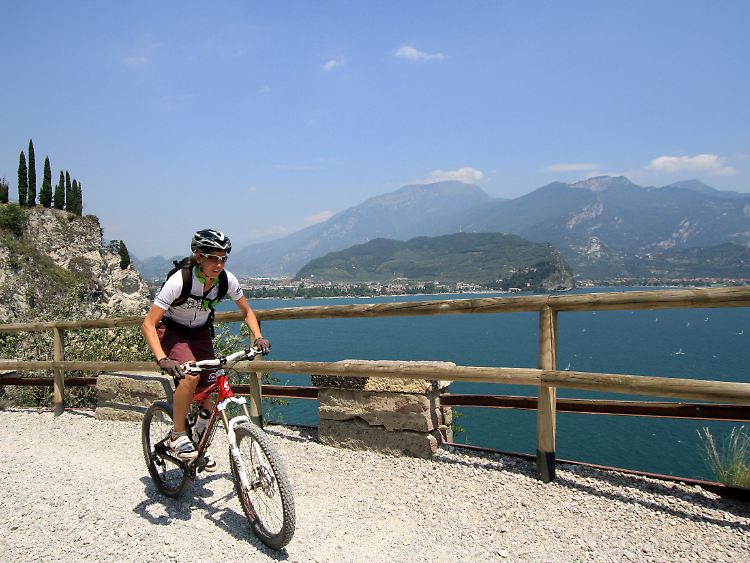 Mit Einsteigern fährt Mountainbike-Guide Andrea Dekoven die Strada del Ponale am See entlang und dann hinauf zum Ledro-See.