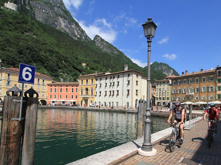 Der nördliche Gardasee ist ein großer Spielplatz für Outdoor-Sportler. Selbst an der Hafen-Piazza von Riva del Garda sieht man Mountainbiker.