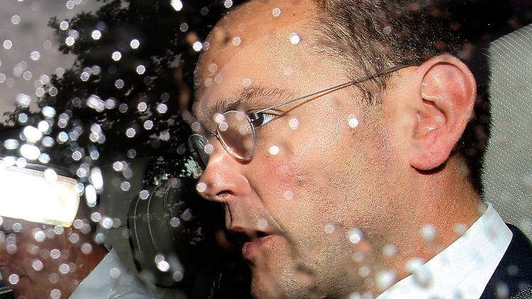 James Murdoch auf dem Weg zur Befragung, bei der er dann nicht ganz die Wahrheit gesagt haben soll.