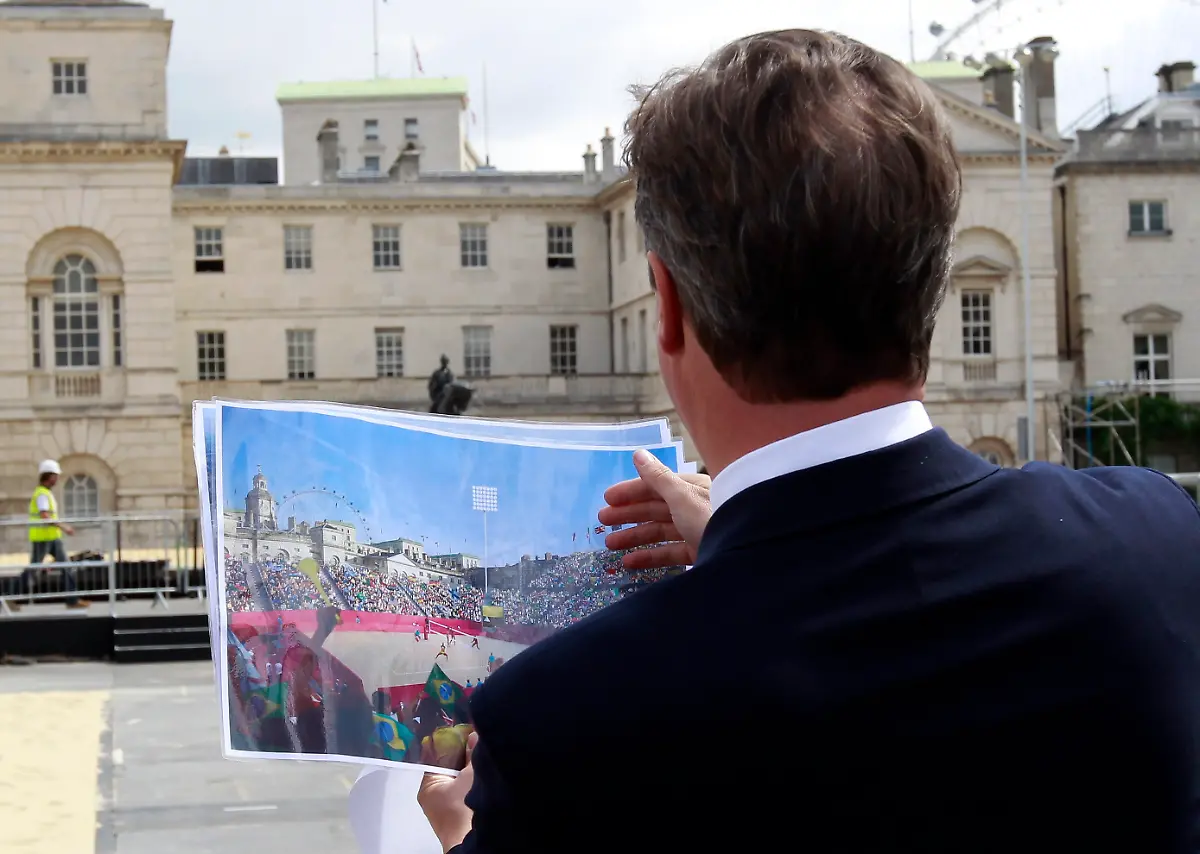 2011-07-27T122953Z-01-SWT06-RTRMDNP-3-BRITAIN-JPG8522819386145951020