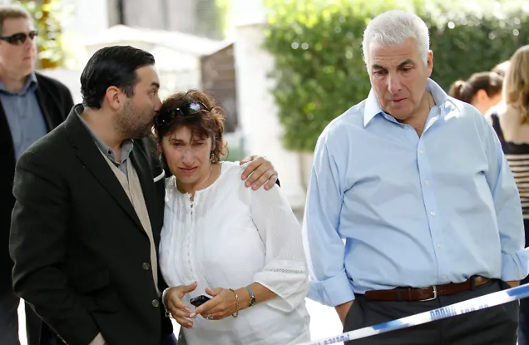 2011-07-25T122353Z-01-LON109-RTRMDNP-3-BRITAIN-WINEHOUSE-JPG1032896050352558067