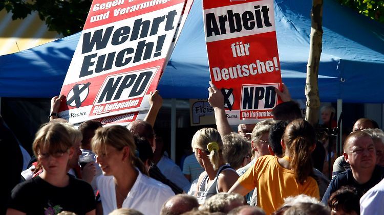 NPD-Unterstützerinnen 2009 in Borna.