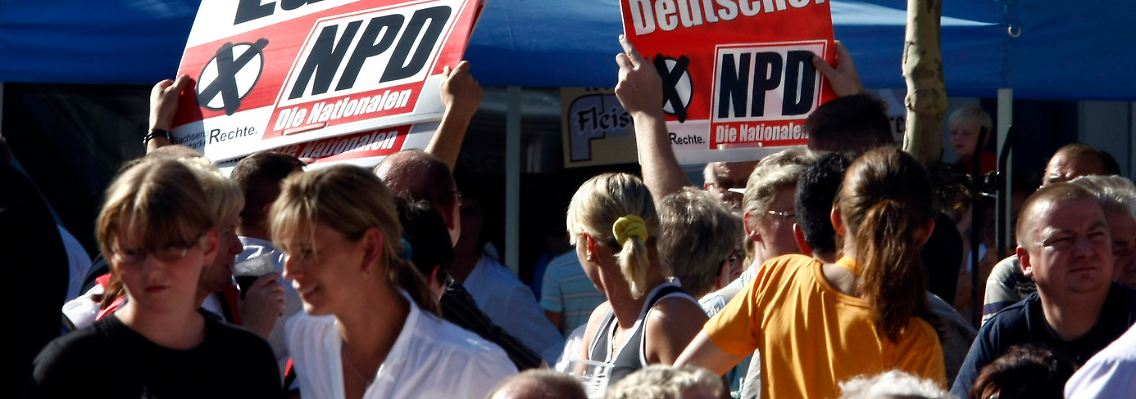 NPD-Unterstützerinnen 2009 in Borna.