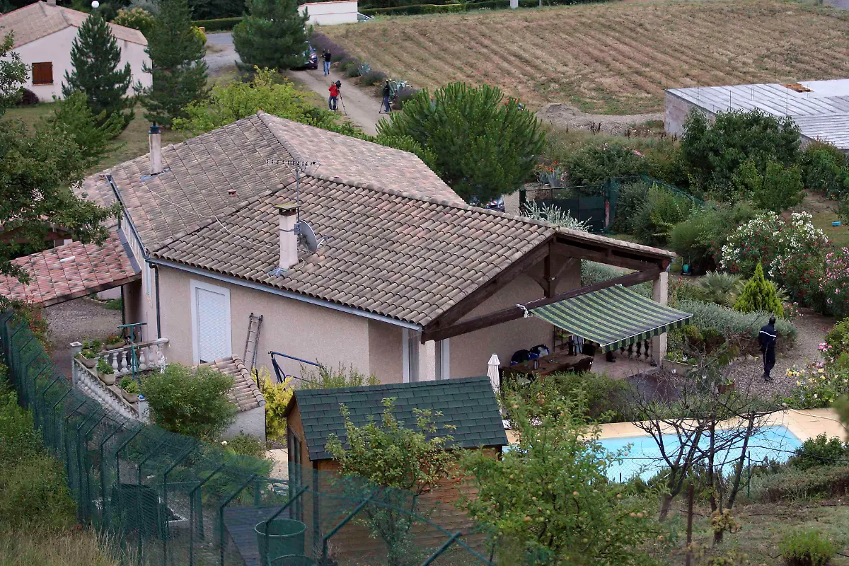 2011-07-25T080728Z-01-PAR102-RTRMDNP-3-NORWAY-GUNMAN-PARENTS-JPG4327925150958998515