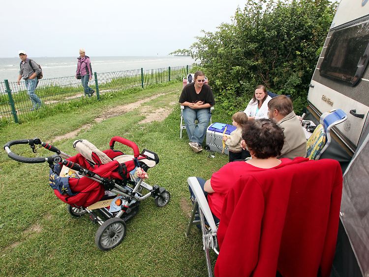 Ausharren und hoffen: Familie Wessolleck vor ihrem Wohnwagen auf dem Campingplatz bei Laboe.