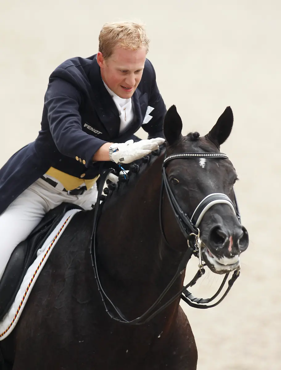 2011-07-14T145620Z-01-INA03-RTRMDNP-3-EQUESTRIAN-JPG2797616996848154276