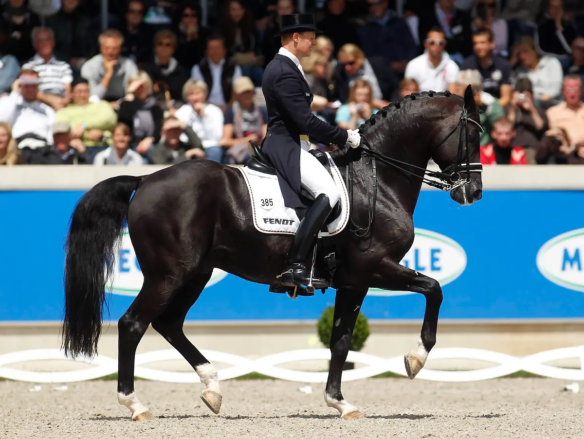 2011-07-17T115916Z-01-INA10-RTRMDNP-3-EQUESTRIAN-JPG1612075255975584049