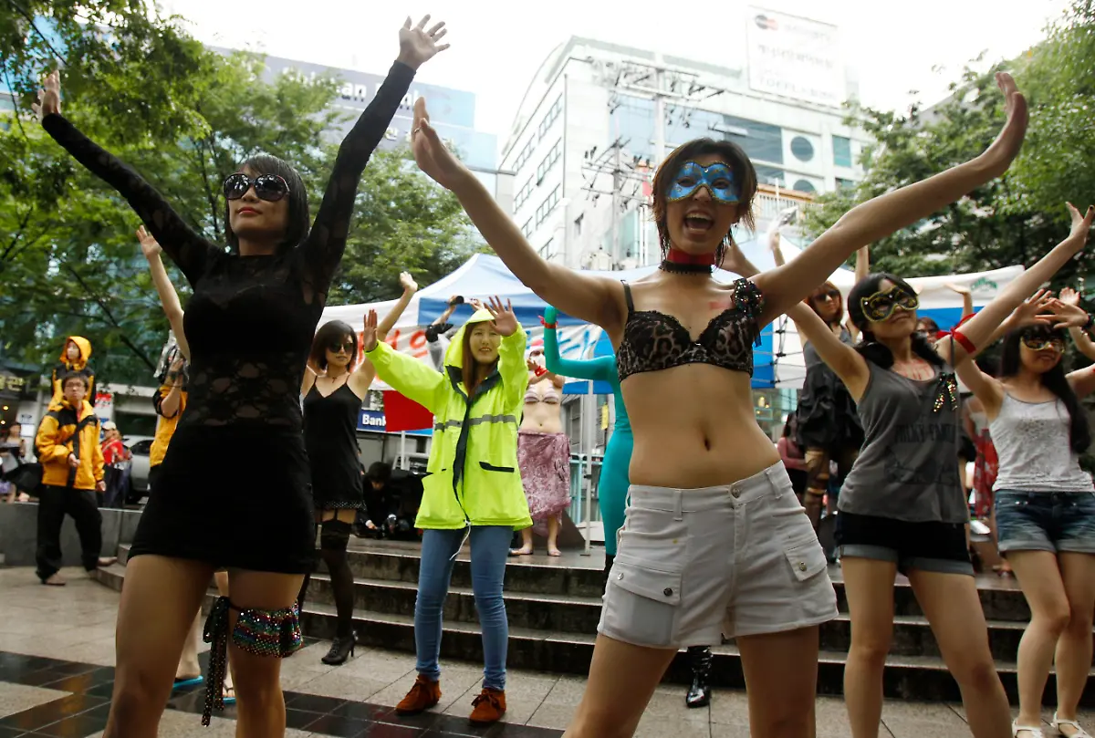 2011-07-16T110510Z-01-SEO204-RTRMDNP-3-KOREA-JPG5382799564795817107