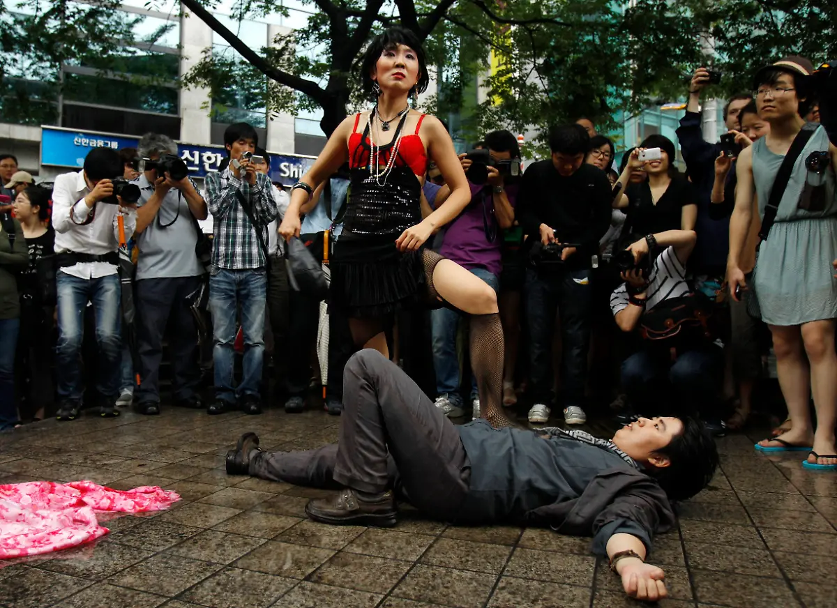 2011-07-16T113528Z-01-SEO201-RTRMDNP-3-KOREA-JPG6123243341937731293