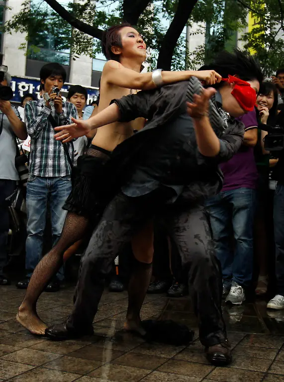 2011-07-16T113749Z-01-SEO202-RTRMDNP-3-KOREA-JPG5306402975982288233