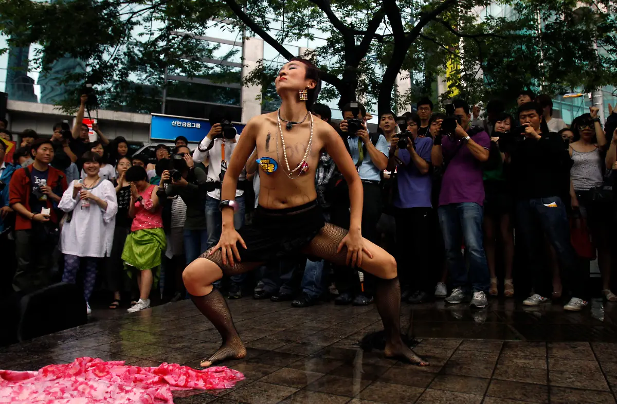 2011-07-16T132401Z-01-SEO207-RTRMDNP-3-KOREA-JPG963685614555075927