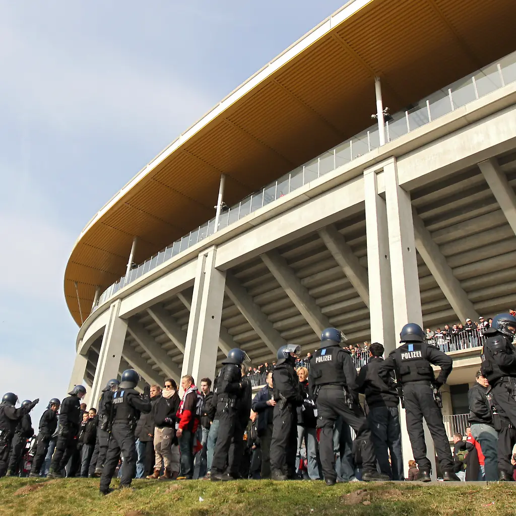 Kopie-von-polizei-hundertschaft