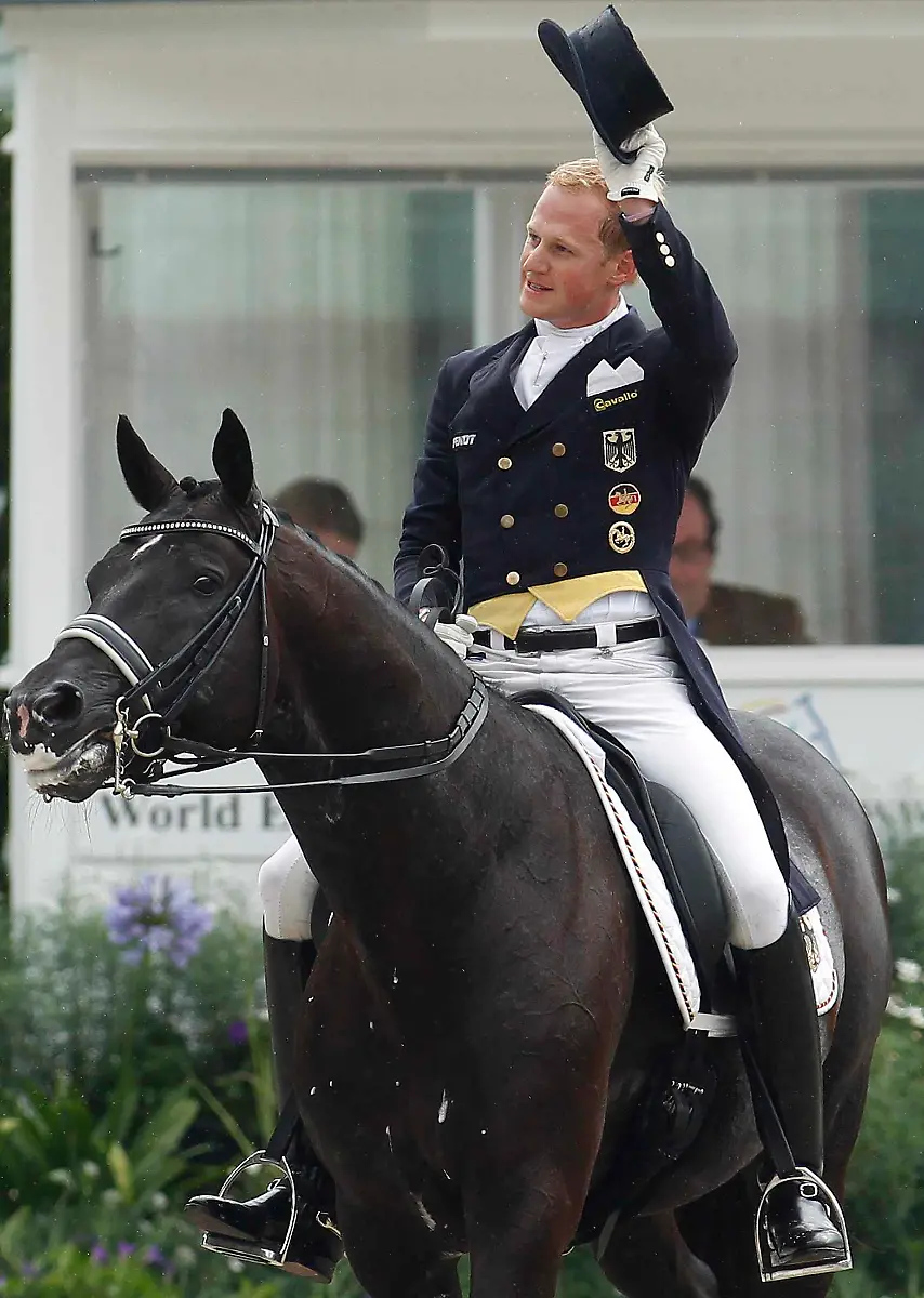 2011-07-14T145540Z-01-INA02-RTRMDNP-3-EQUESTRIAN-JPG9089146379701717751