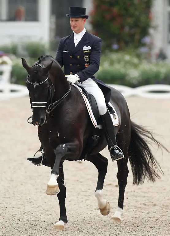 2011-07-14T145859Z-01-INA06-RTRMDNP-3-EQUESTRIAN-JPG9019814552401146575