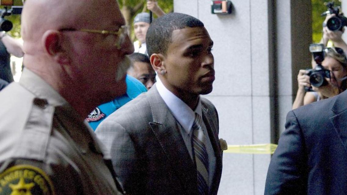 Chris Brown auf dem Weg zum Gericht.