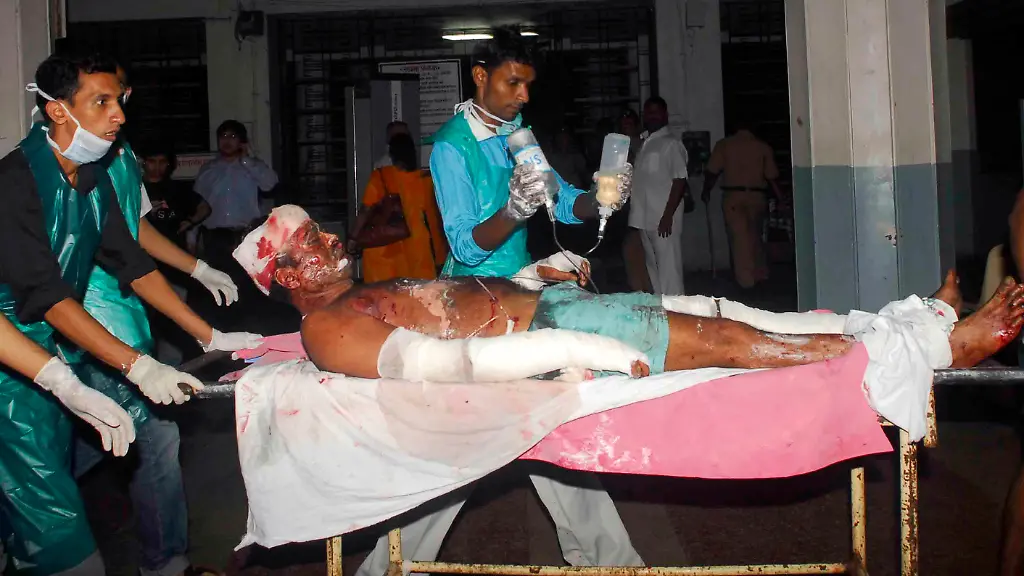 2011-07-13T185706Z-01-AAL112-RTRMDNP-3-INDIA-BLAST-MUMBAI-JPG8490101763432219681