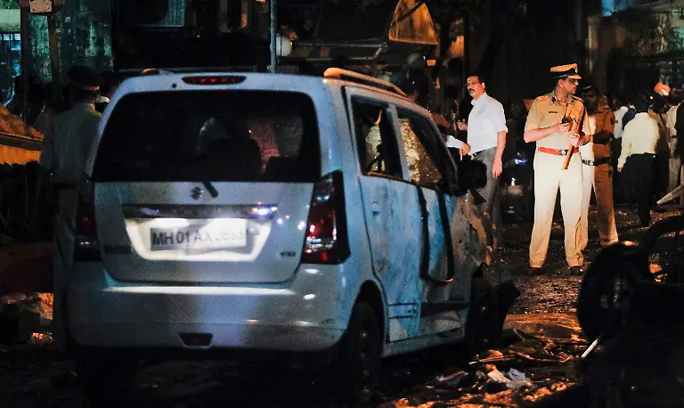 2011-07-13T162515Z-01-AAL105-RTRMDNP-3-INDIA-BLAST-MUMBAI-JPG4815744152231196853