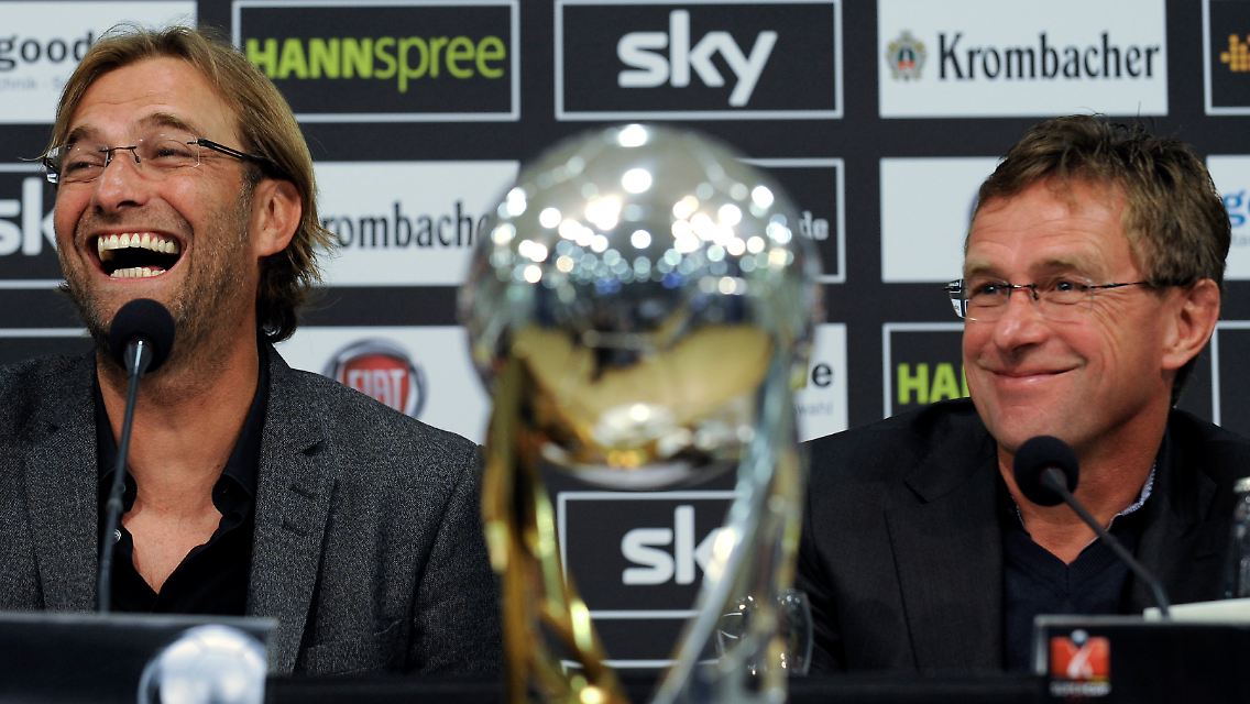 Der eine lacht, der andere lächelt: Dortmunds Trainer Jürgen Klopp und sein Schalker Kollege Ralf Rangnick.