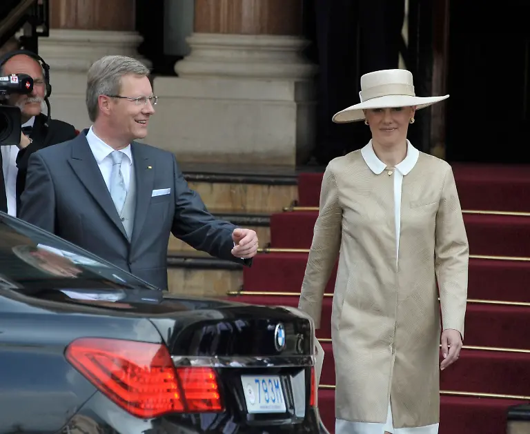 2011-07-02T183819Z-01-MCOP582-RTRMDNP-3-MONACO-WEDDING-JPG5154201951052165145