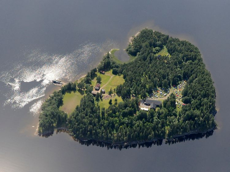 Ein Sommerlager der sozialdemokratischen Jugend auf der idyllischen Insel Utøya wird unter Beschuss genommen.