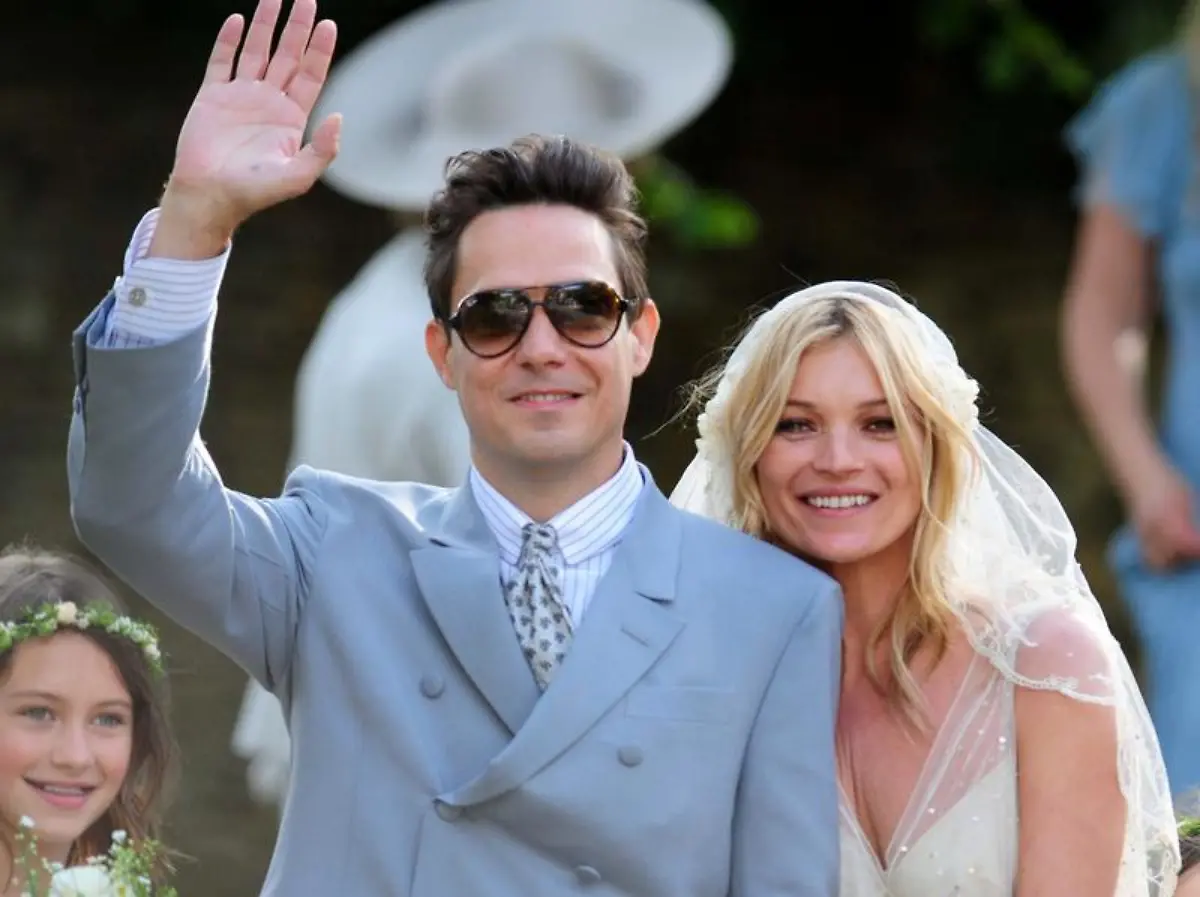 Kate-Moss-und-Jamie-Hince-stellen-sich-den-Fotografen