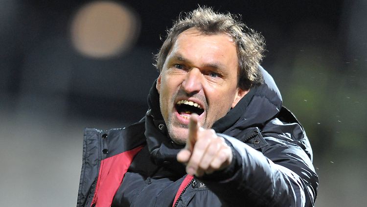 Cottbus-Trainer Wollitz macht dem Vereinsnamen alle Ehre: Energie. 