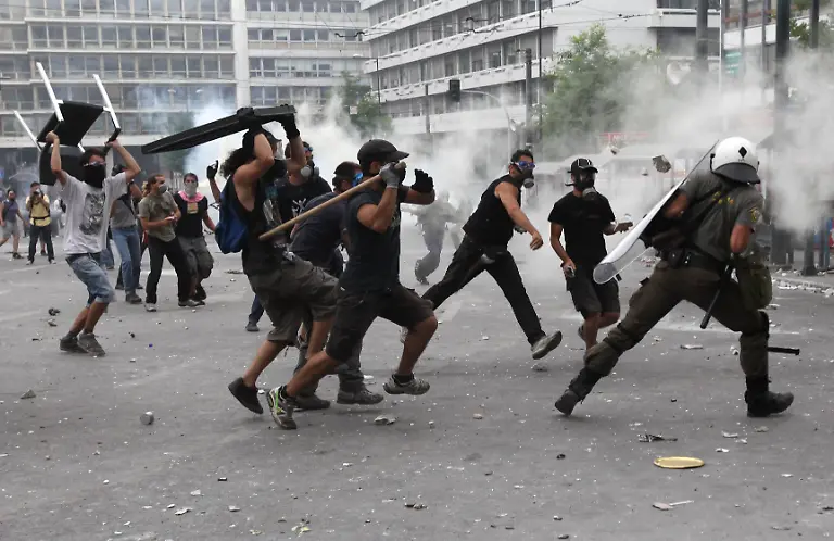 2011-06-29T202951Z-01-KAR14-RTRMDNP-3-GREECE-CLASHES-JPG6182758014761856866