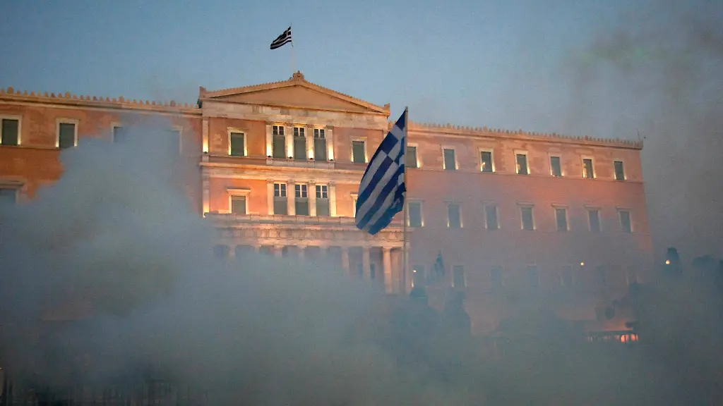 2011-06-28T192603Z-01-YAN20-RTRMDNP-3-GREECE-JPG1191508867089531160