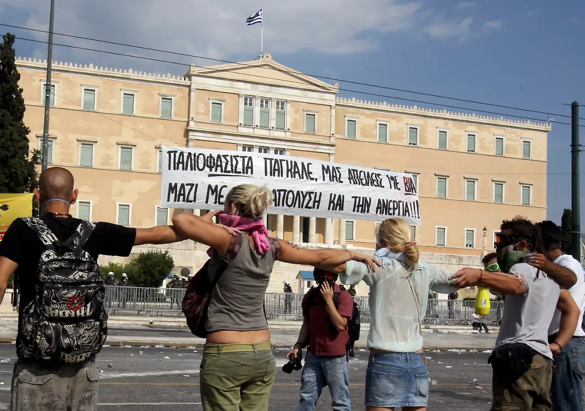 2011-06-28T144214Z-01-YIO33-RTRMDNP-3-GREECE-JPG8841600452752469176